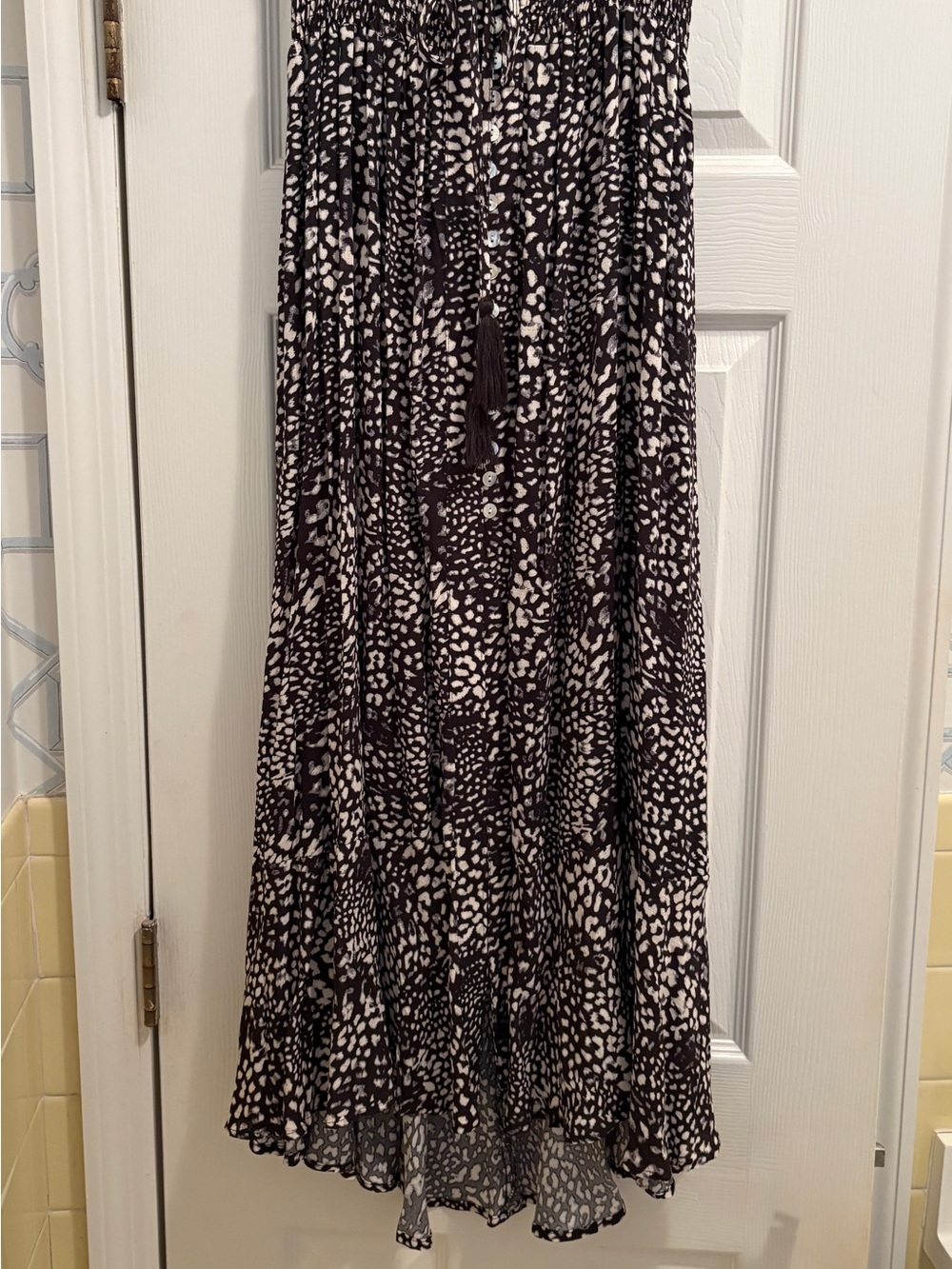 Rachel and Zoe skirt.
Size M
Elastic waist .
40” long
Black and cream